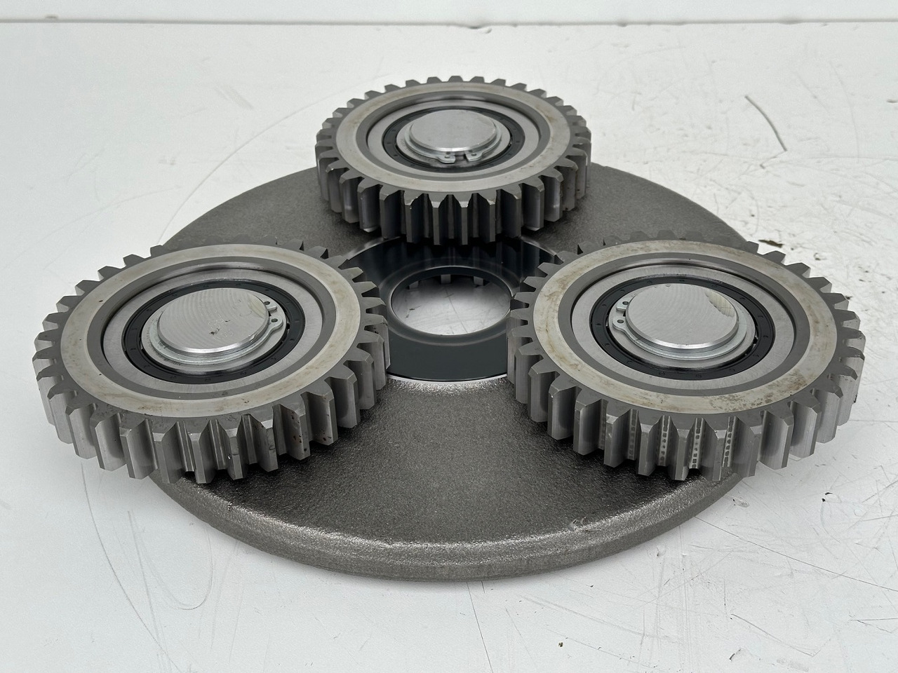 Liebherr Planetenträger ID-Nr.944378503 mit Planetenrädern ID-Nr.944377803. FAT550 FAT550P046. A900,LH120,LH150,E974,ER974,R964,R966,R970,R974,R976,R980,R984. #PL.9443785.PL9443779.2374# - Pogonski reduktor za Bager: slika 2 Liebherr Planetenträger ID-Nr.944378503 mit Planetenrädern ID-Nr.944377803. FAT550 FAT550P046. A900,LH120,LH150,E974,ER974,R964,R966,R970,R974,R976,R980,R984. #PL.9443785.PL9443779.2374# - Pogonski reduktor za Bager: slika 2