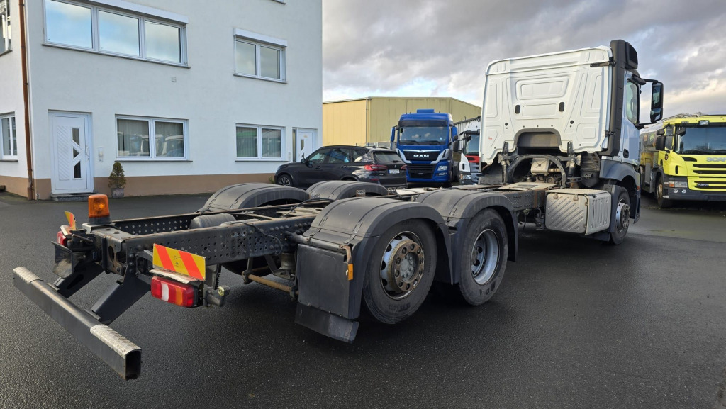 Kamion sa golom šasijom i zatvorenom kabinom Mercedes Benz Actros 2642  Fahrgestell ohne Aufbau (Nr. 5800): slika 6