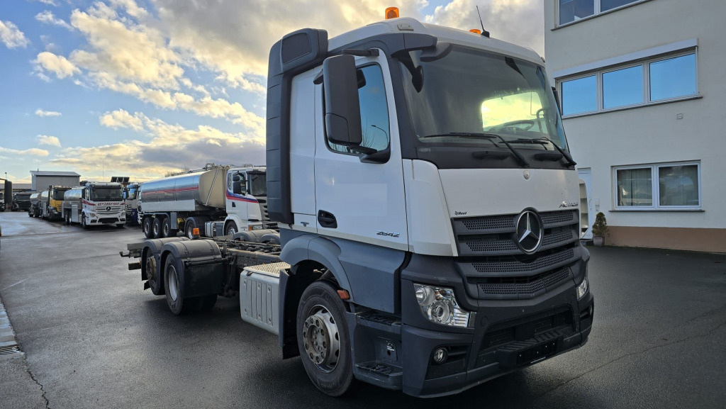 Kamion sa golom šasijom i zatvorenom kabinom Mercedes Benz Actros 2642  Fahrgestell ohne Aufbau (Nr. 5800): slika 7