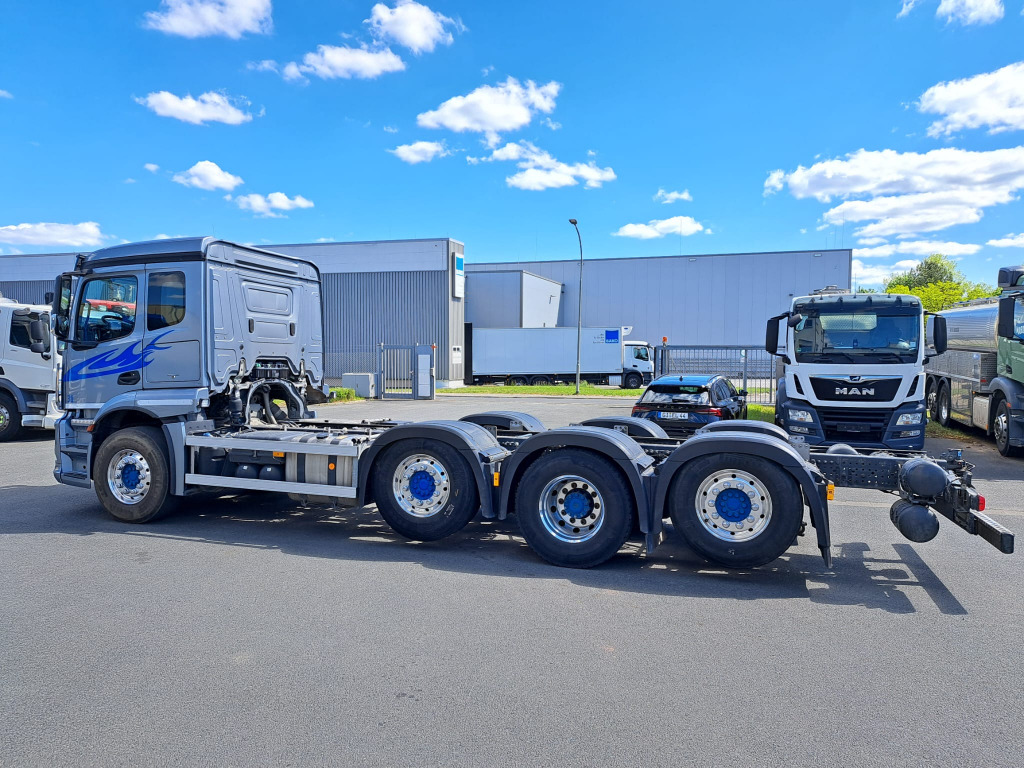 Mercedes Benz Actros 3243 8x2 1,2 & 4 Lenkachse, 2 & 4 Liftbar(Nr. 6051) - Kamion sa golom šasijom i zatvorenom kabinom: slika 4 Mercedes Benz Actros 3243 8x2 1,2 & 4 Lenkachse, 2 & 4 Liftbar(Nr. 6051) - Kamion sa golom šasijom i zatvorenom kabinom: slika 4