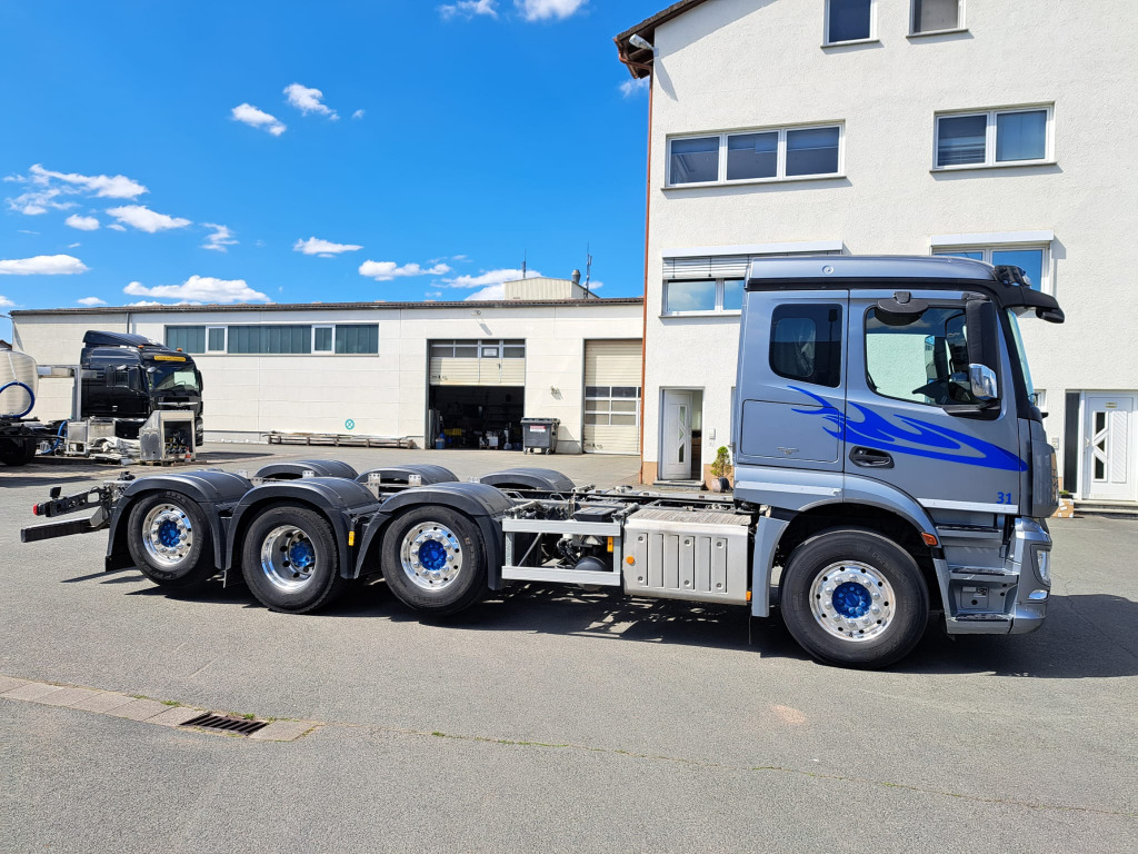 Mercedes Benz Actros 3243 8x2 1,2 & 4 Lenkachse, 2 & 4 Liftbar(Nr. 6051) - Kamion sa golom šasijom i zatvorenom kabinom: slika 1 Mercedes Benz Actros 3243 8x2 1,2 & 4 Lenkachse, 2 & 4 Liftbar(Nr. 6051) - Kamion sa golom šasijom i zatvorenom kabinom: slika 1