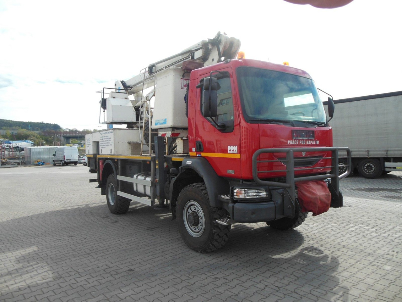 Renault MIDLUM 220.14,4X4,HUBARBEITBÜHNE 16,5M, ISOLIERT - Vazdušna platforma montirana na kamion: slika 4 Renault MIDLUM 220.14,4X4,HUBARBEITBÜHNE 16,5M, ISOLIERT - Vazdušna platforma montirana na kamion: slika 4