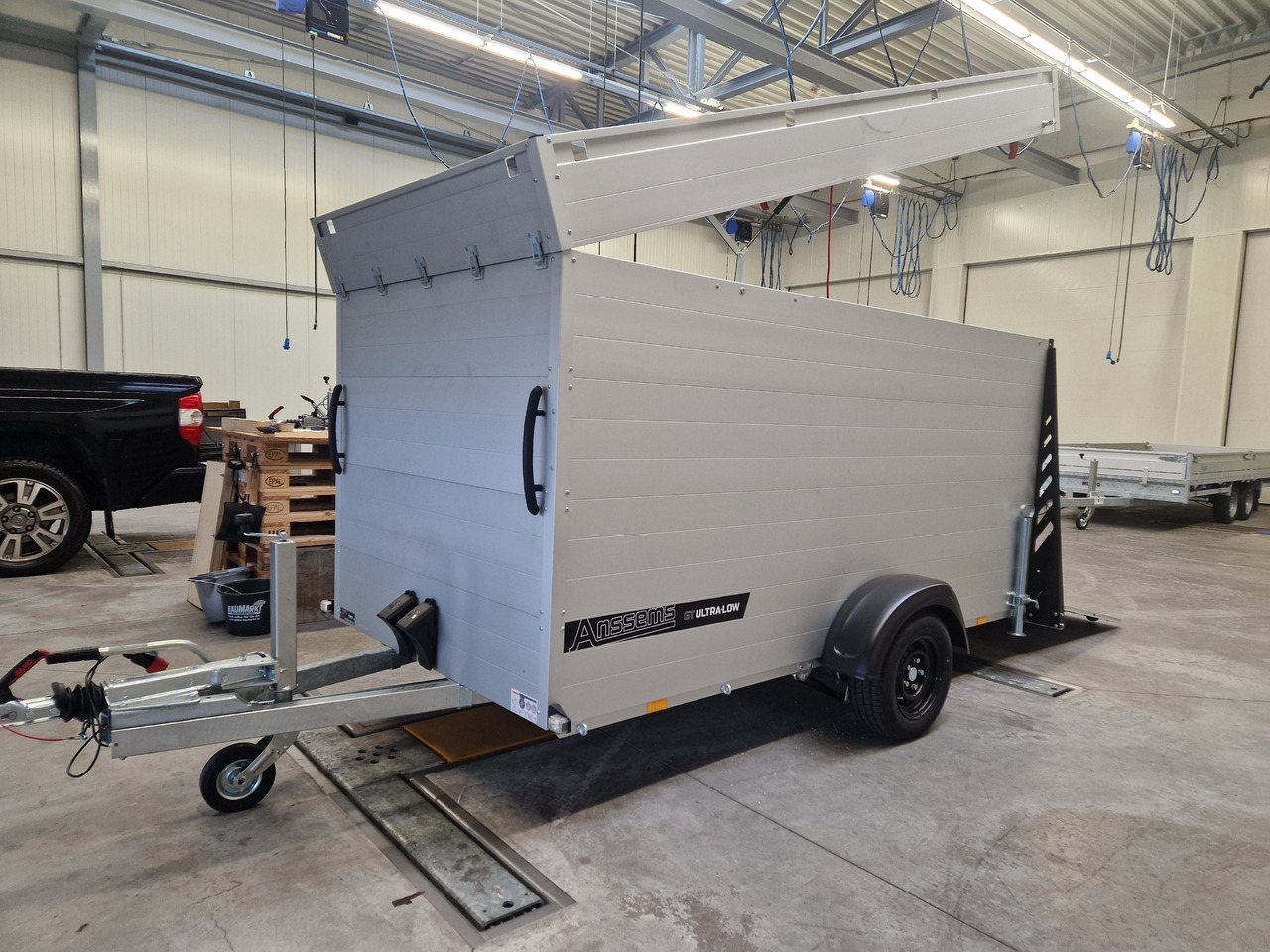 ALUBOXX Deckelanhänger GTB 1500 VT3 Ultra Low 301x151x153cm LED black deal Modell 2025 - Prikolica za motor: slika 1 ALUBOXX Deckelanhänger GTB 1500 VT3 Ultra Low 301x151x153cm LED black deal Modell 2025 - Prikolica za motor: slika 1