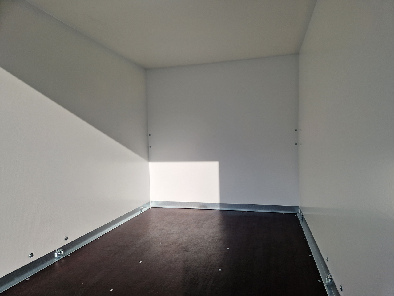 Brenderup Cargo Dynamic CD260 B R 260x153x150cm niedrig Heckrampe Wabenwände (S) 1300kg - Prikolica sa zatvorenim sandukom: slika 5 Brenderup Cargo Dynamic CD260 B R 260x153x150cm niedrig Heckrampe Wabenwände (S) 1300kg - Prikolica sa zatvorenim sandukom: slika 5