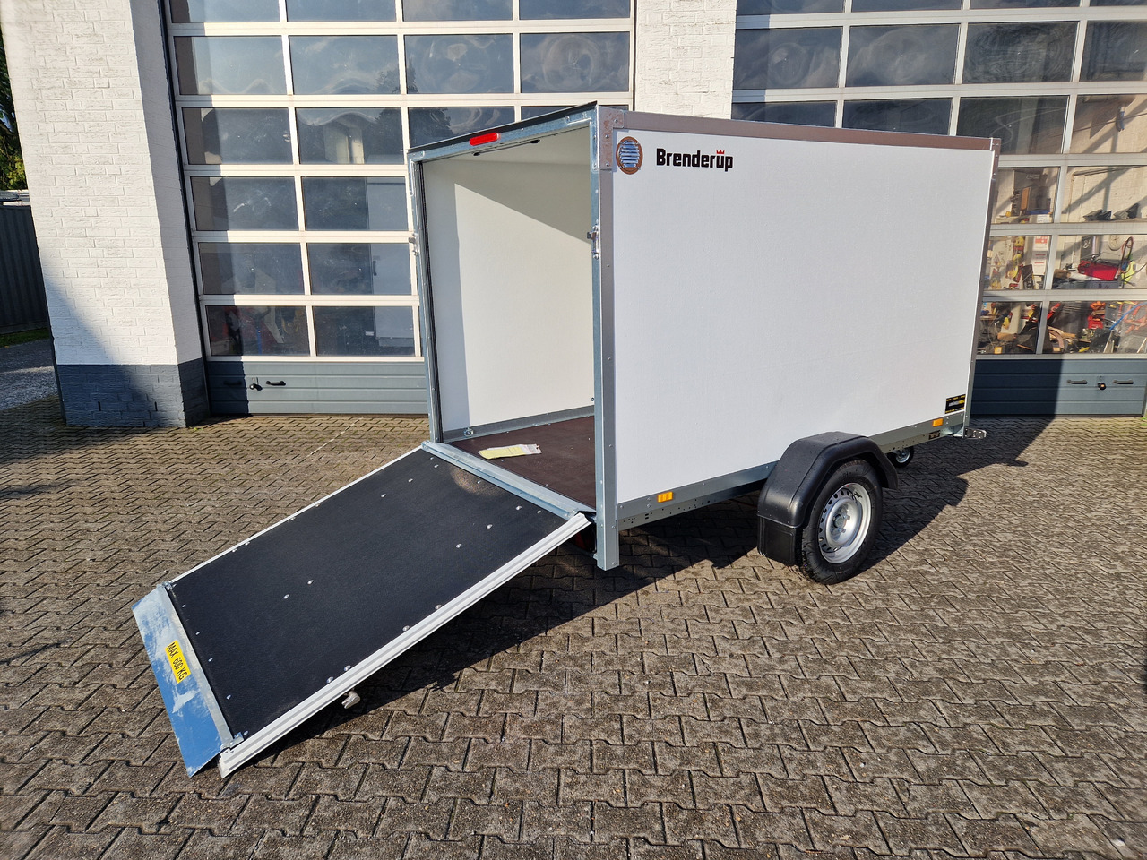 Brenderup Cargo Dynamic CD260 B R 260x153x150cm niedrig Heckrampe Wabenwände (S) 1300kg - Prikolica sa zatvorenim sandukom: slika 1 Brenderup Cargo Dynamic CD260 B R 260x153x150cm niedrig Heckrampe Wabenwände (S) 1300kg - Prikolica sa zatvorenim sandukom: slika 1
