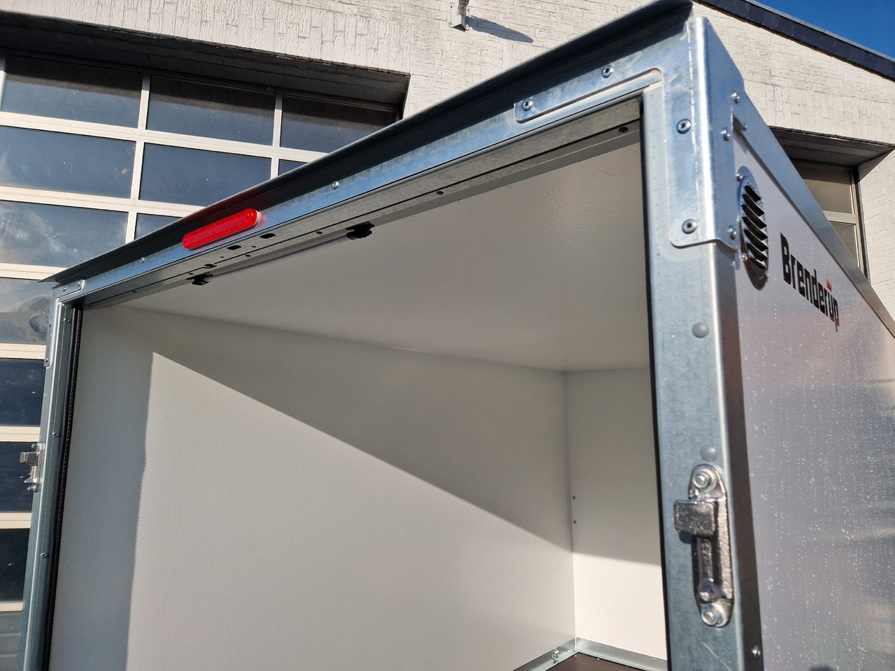 Brenderup Cargo Dynamic CD260 B R 260x153x150cm niedrig Heckrampe Wabenwände (S) 1300kg - Prikolica sa zatvorenim sandukom: slika 3 Brenderup Cargo Dynamic CD260 B R 260x153x150cm niedrig Heckrampe Wabenwände (S) 1300kg - Prikolica sa zatvorenim sandukom: slika 3