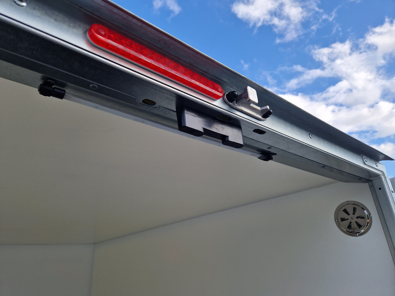 Brenderup Cargo Dynamic CD260 BD 260x155x150cm niedrig Hecktüren (S) 1300kg - Prikolica sa zatvorenim sandukom: slika 3 Brenderup Cargo Dynamic CD260 BD 260x155x150cm niedrig Hecktüren (S) 1300kg - Prikolica sa zatvorenim sandukom: slika 3