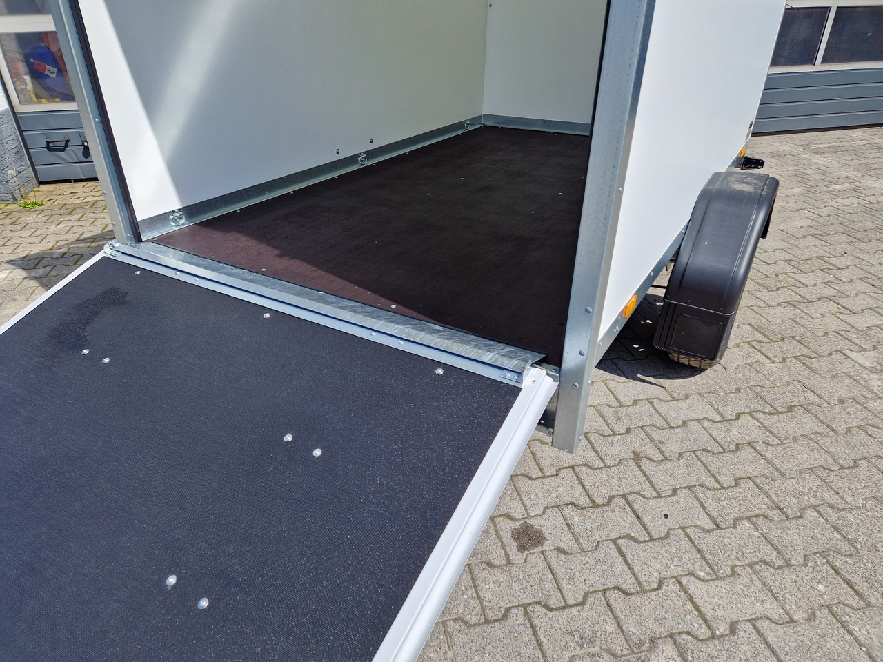 Brenderup Cargo Dynamic CD260 BD R 260x150x185 Heckrampe Wabenwände (S) 1300kg - Prikolica sa zatvorenim sandukom: slika 4 Brenderup Cargo Dynamic CD260 BD R 260x150x185 Heckrampe Wabenwände (S) 1300kg - Prikolica sa zatvorenim sandukom: slika 4