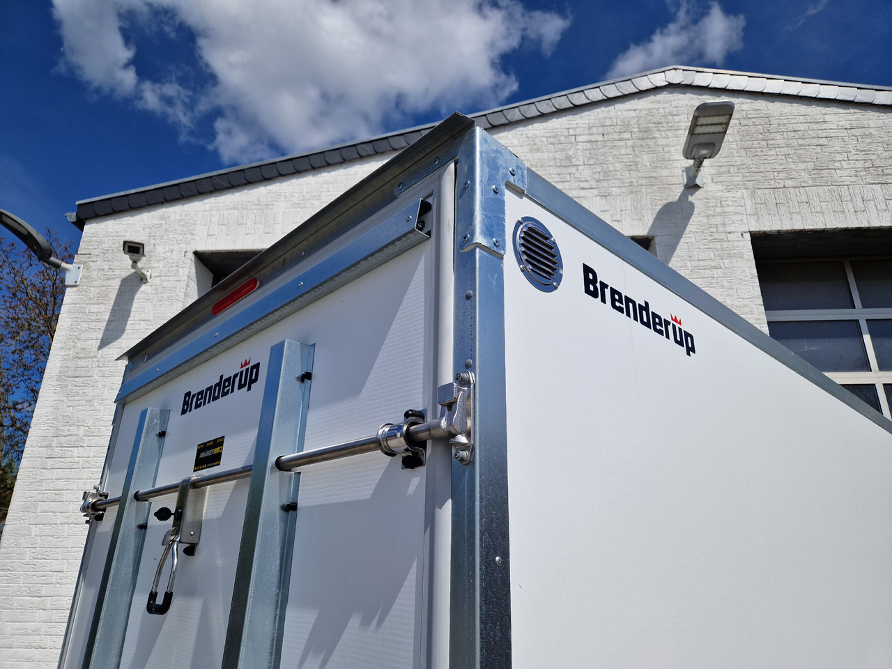 Brenderup Cargo Dynamic CD260 BD R 260x150x185 Heckrampe Wabenwände (S) 1300kg - Prikolica sa zatvorenim sandukom: slika 5 Brenderup Cargo Dynamic CD260 BD R 260x150x185 Heckrampe Wabenwände (S) 1300kg - Prikolica sa zatvorenim sandukom: slika 5