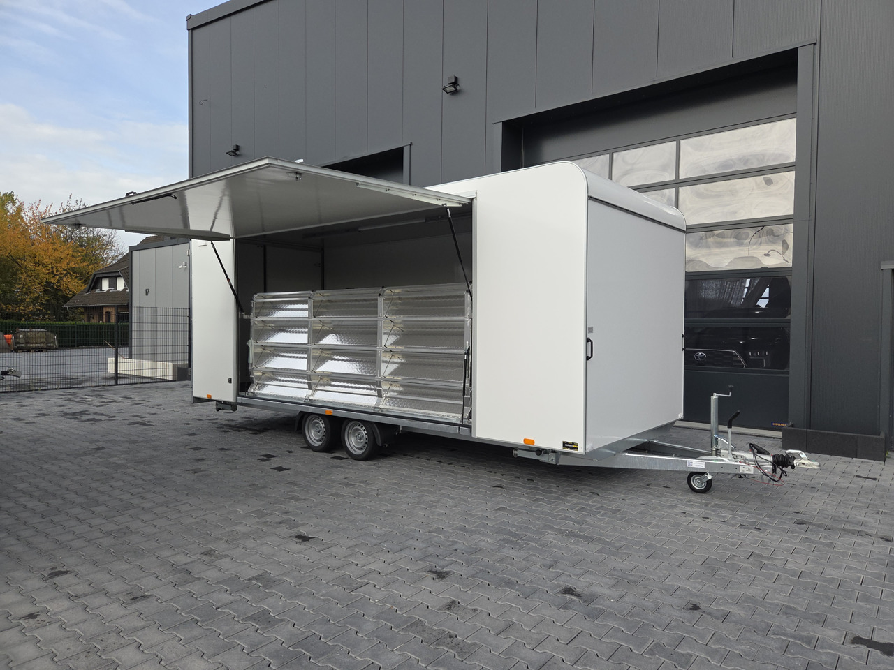 Event Trailer Koffer TWSP M 600T.01 600x230x210 Seitenklappe Treppe Hecktüren 230V 3000kg - Prikolica za hrane: slika 4 Event Trailer Koffer TWSP M 600T.01 600x230x210 Seitenklappe Treppe Hecktüren 230V 3000kg - Prikolica za hrane: slika 4