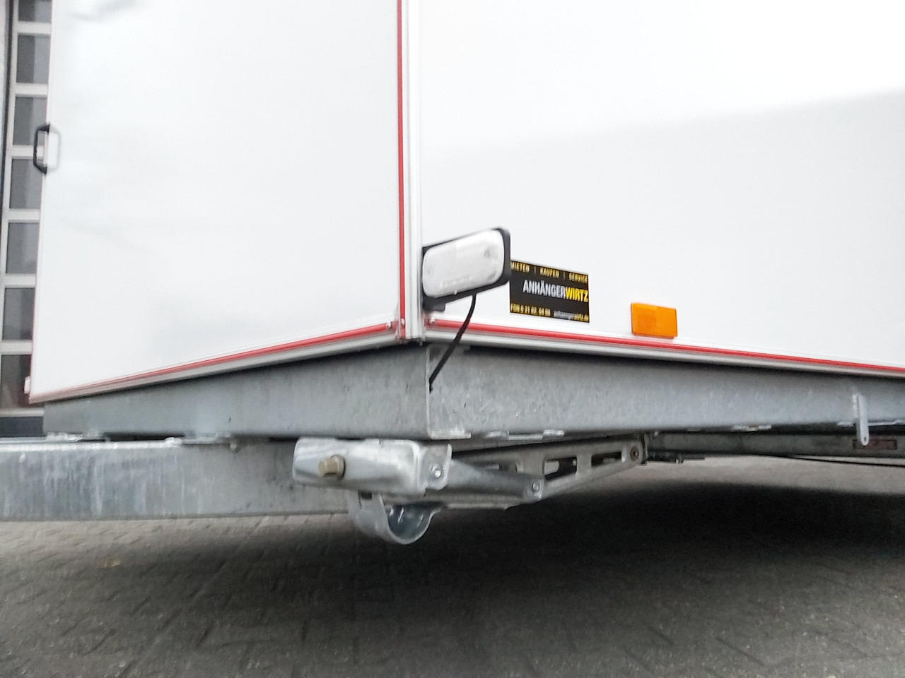 Koffer Sport Camp TFS 360.01 1500 360x200x210cm Seitentür Heckrampe 2 Fenster IL 230V 100km/H 1500kg - Prikolica sa zatvorenim sandukom: slika 5 Koffer Sport Camp TFS 360.01 1500 360x200x210cm Seitentür Heckrampe 2 Fenster IL 230V 100km/H 1500kg - Prikolica sa zatvorenim sandukom: slika 5