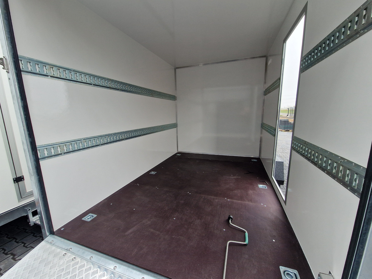 Koffer Sport Camp TFS 550.01 550x200x210cm Laderaum ST & Wohnabteil 2700kg - Kamp prikolica: slika 5 Koffer Sport Camp TFS 550.01 550x200x210cm Laderaum ST & Wohnabteil 2700kg - Kamp prikolica: slika 5