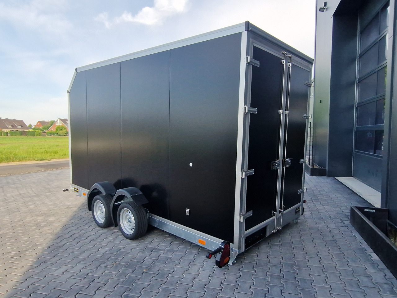 Kofferanhänger EasyLift L+ 3500 350x163x230cm black aerodynamisch 3500kg - Prikolica za prevoz radnih mašina: slika 1 Kofferanhänger EasyLift L+ 3500 350x163x230cm black aerodynamisch 3500kg - Prikolica za prevoz radnih mašina: slika 1