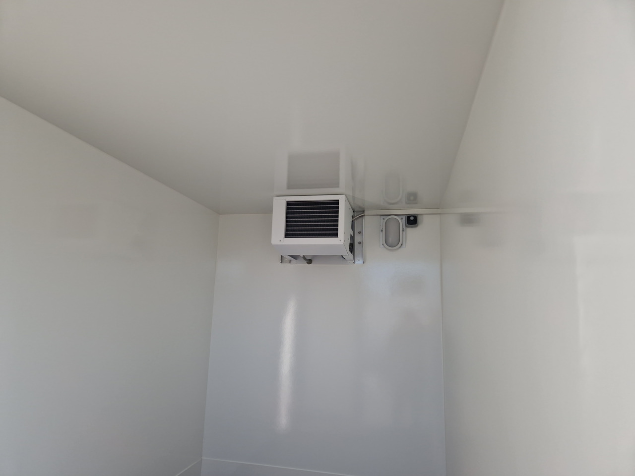 Kühlanhänger AZKF 1525/145 C 243x144x180cm Cibin 1500kg - Prikolica hladnjače: slika 2 Kühlanhänger AZKF 1525/145 C 243x144x180cm Cibin 1500kg - Prikolica hladnjače: slika 2