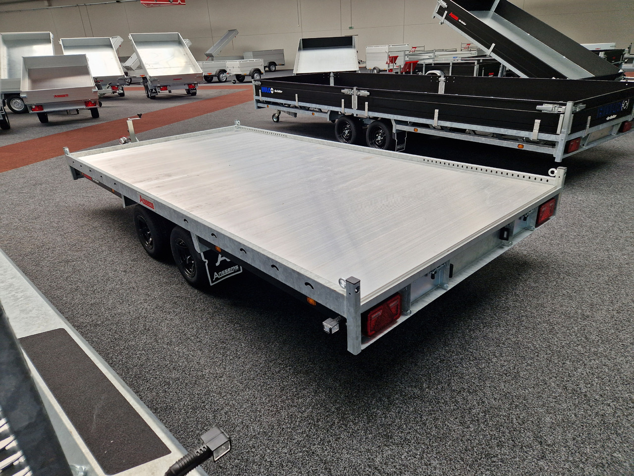 MSX 3000 Go Getter Multitransporter 405x200cm Aluboden Alufelgen black LED Beleuchtung 10" 3000kg - Prikolica za motor: slika 5 MSX 3000 Go Getter Multitransporter 405x200cm Aluboden Alufelgen black LED Beleuchtung 10" 3000kg - Prikolica za motor: slika 5