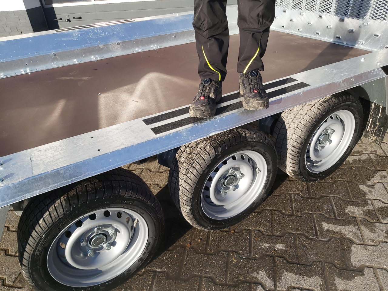 Martz Maschinentransporter BUILDER XL Bau-3 3500/3 400x180x30cm Auffahrklappe Tridem (XL) 3500kg - Prikolica za prevoz radnih mašina: slika 4 Martz Maschinentransporter BUILDER XL Bau-3 3500/3 400x180x30cm Auffahrklappe Tridem (XL) 3500kg - Prikolica za prevoz radnih mašina: slika 4