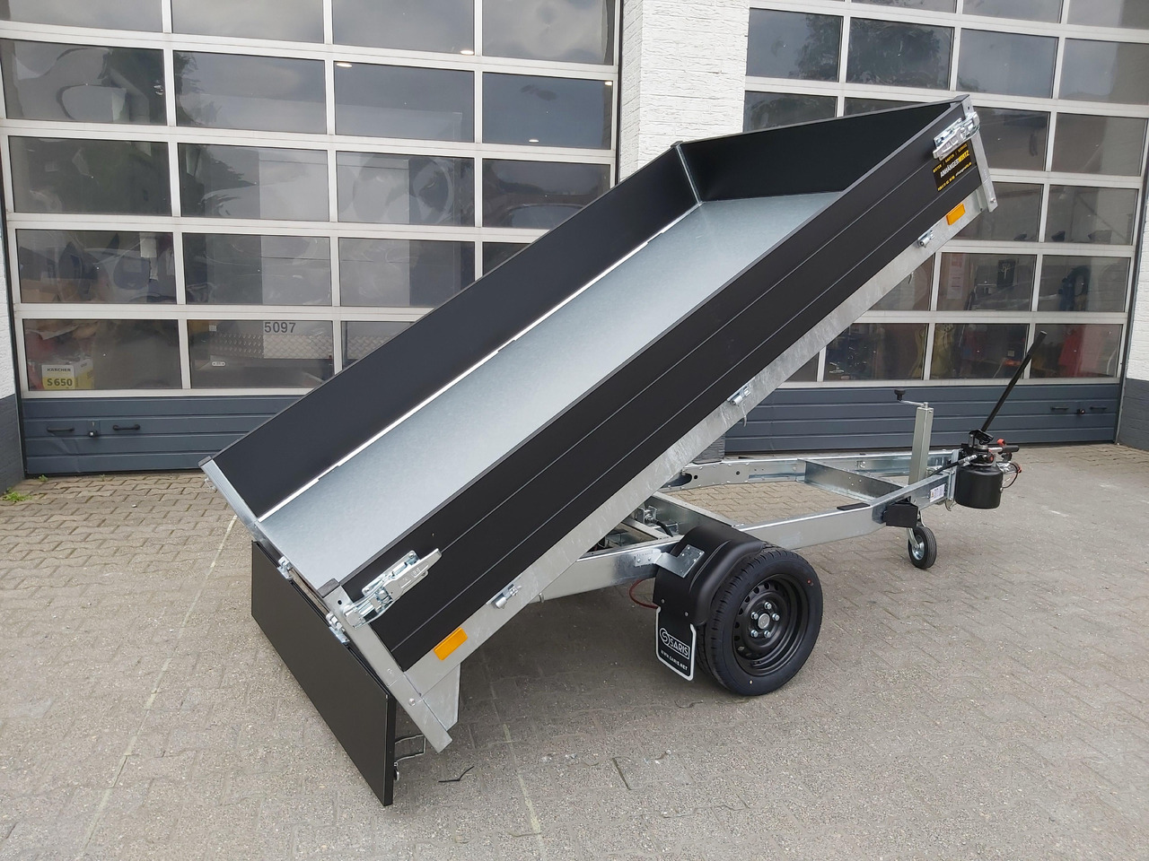 Saris Kipper K1 256 150 1500 1 256x150x30cm black Edition Handpumpe 13" (S) 1500kg Online Aktion - Prikolica istovarivača: slika 2 Saris Kipper K1 256 150 1500 1 256x150x30cm black Edition Handpumpe 13" (S) 1500kg Online Aktion - Prikolica istovarivača: slika 2