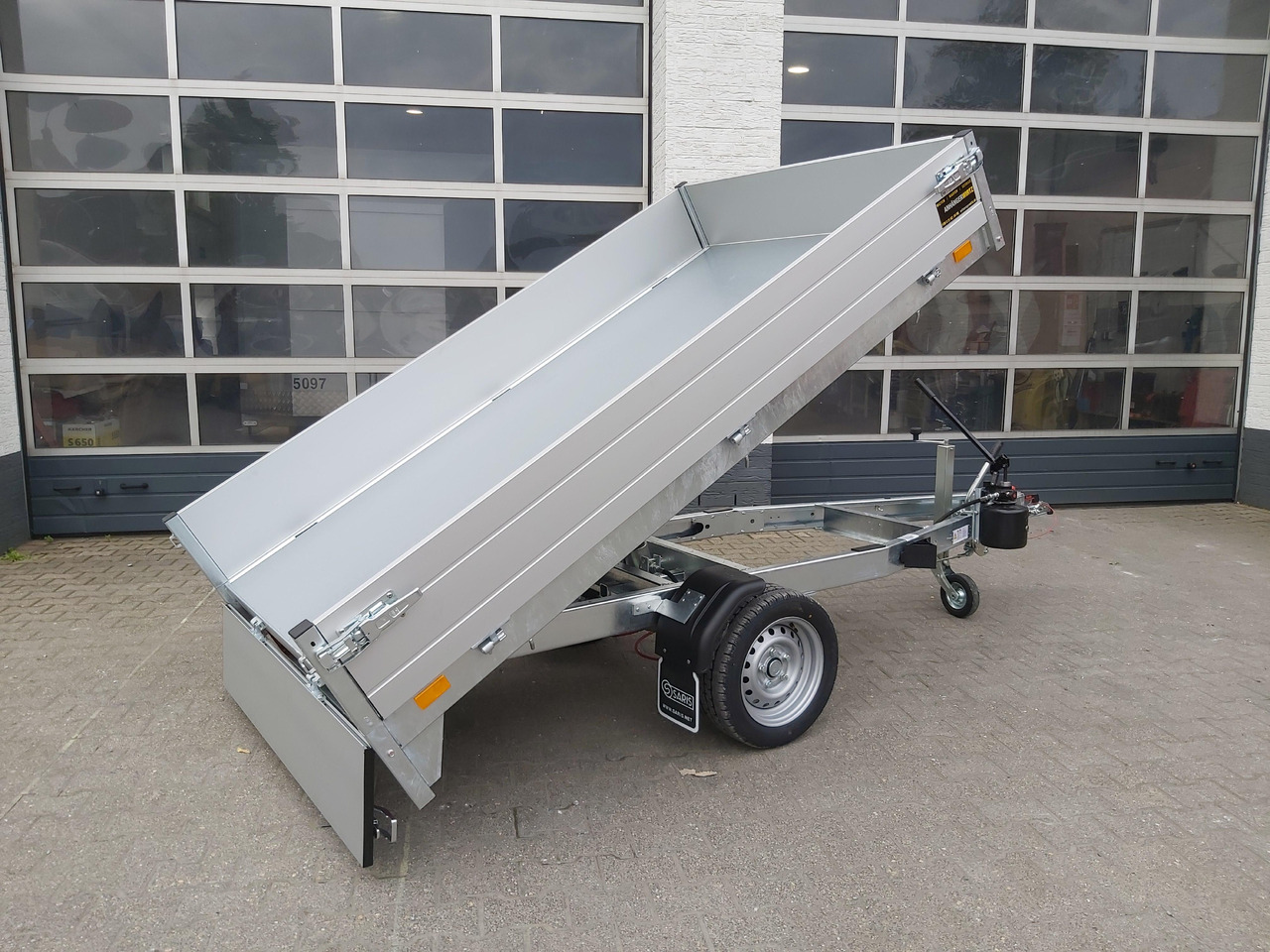 Saris Kipper K1 256 150 1500 1 256x150x30cm silver Handpumpe 13" 1500kg Online Januar Aktion - Prikolica istovarivača: slika 2 Saris Kipper K1 256 150 1500 1 256x150x30cm silver Handpumpe 13" 1500kg Online Januar Aktion - Prikolica istovarivača: slika 2