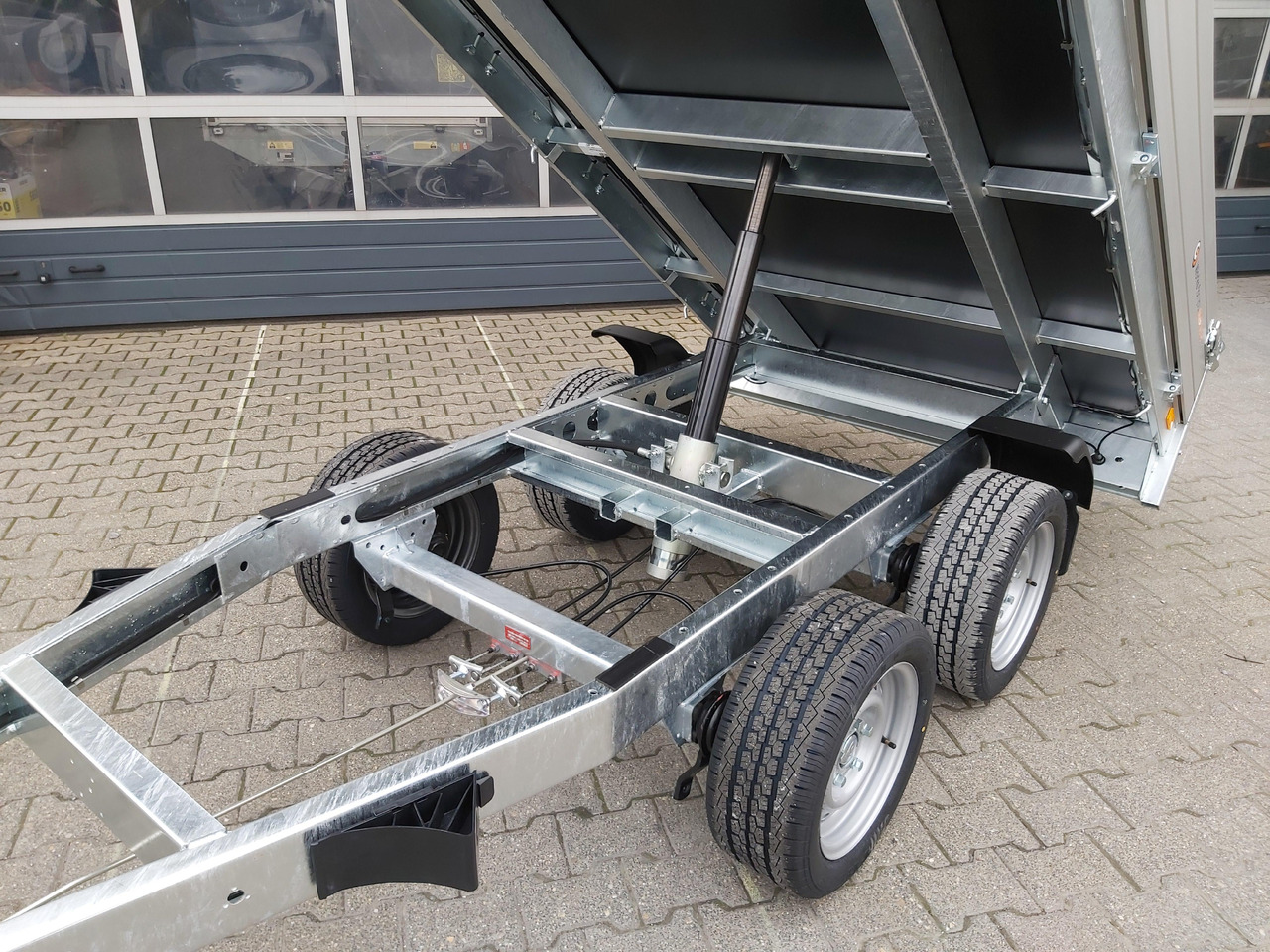 Saris Kipper K1 276 150 2000 2 276x150x30cm silver Handpumpe 13" (S) 2000kg - Prikolica istovarivača: slika 2 Saris Kipper K1 276 150 2000 2 276x150x30cm silver Handpumpe 13" (S) 2000kg - Prikolica istovarivača: slika 2