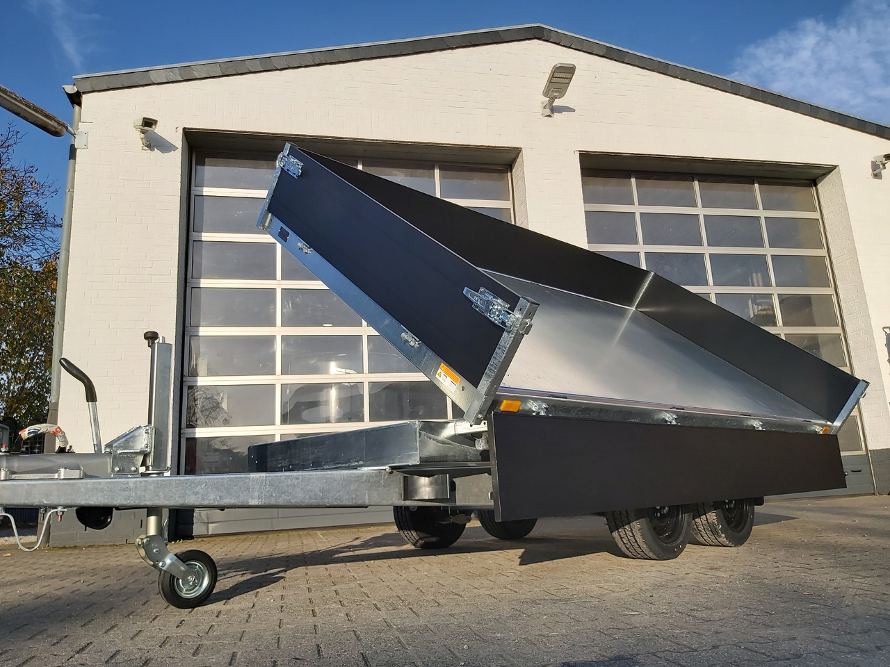 Saris Kipper K3 356 184 3500 2 E 356x184x35cm black edition Elektro Rampen Stützen (L) 3500kg - Prikolica istovarivača: slika 1 Saris Kipper K3 356 184 3500 2 E 356x184x35cm black edition Elektro Rampen Stützen (L) 3500kg - Prikolica istovarivača: slika 1