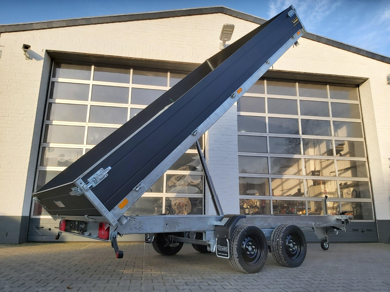 Saris Kipper K3 406 204 3500 2 E 406x204x35 black elektro NH Rampen Blattfeder 3500kg Herbst Aktion - Prikolica istovarivača: slika 2 Saris Kipper K3 406 204 3500 2 E 406x204x35 black elektro NH Rampen Blattfeder 3500kg Herbst Aktion - Prikolica istovarivača: slika 2