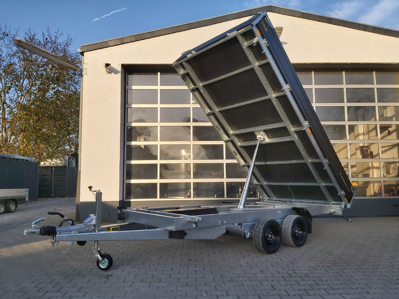 Saris Kipper K3 406 204 3500 2 E 406x204x35 black elektro NH Rampen Blattfeder 3500kg Herbst Aktion - Prikolica istovarivača: slika 1 Saris Kipper K3 406 204 3500 2 E 406x204x35 black elektro NH Rampen Blattfeder 3500kg Herbst Aktion - Prikolica istovarivača: slika 1