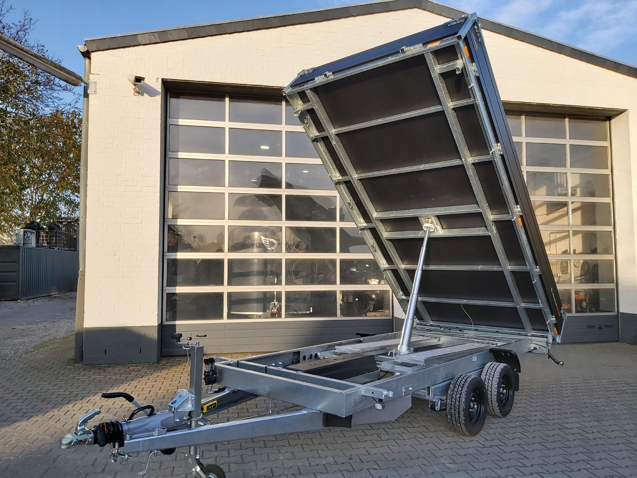 Prikolica istovarivača Saris Kipper K3 406 204 3500 2 E 406x204x35 black elektro NH Rampen Blattfeder 3500kg Herbst Aktion: slika 7 Prikolica istovarivača Saris Kipper K3 406 204 3500 2 E 406x204x35 black elektro NH Rampen Blattfeder 3500kg Herbst Aktion: slika 7