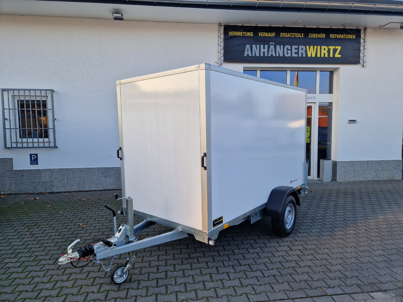 Saris Koffer GO 306 154 180 1500 1 306x154x180cm GFK weiß (M) 1500kg - Prikolica sa zatvorenim sandukom: slika 1 Saris Koffer GO 306 154 180 1500 1 306x154x180cm GFK weiß (M) 1500kg - Prikolica sa zatvorenim sandukom: slika 1