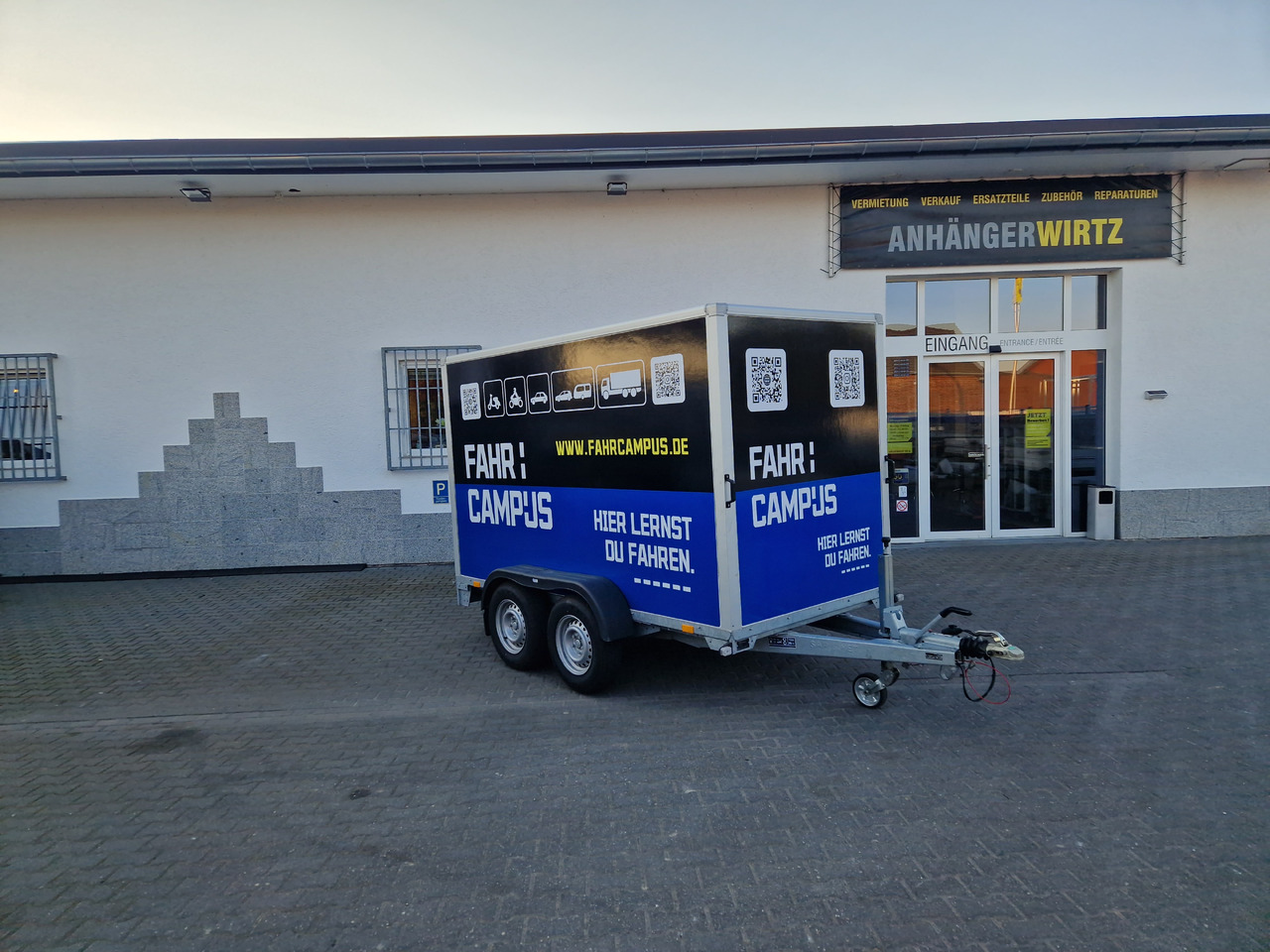 Prikolica sa zatvorenim sandukom Saris Koffer GO 306 154 180 2700 2 306x154x180cm GFK weiß Auffahrklappe (M) 2700kg Modell 2025: slika 16