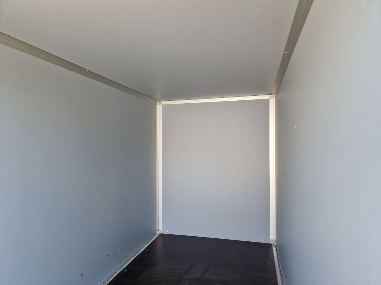 Prikolica sa zatvorenim sandukom Saris Koffer GO 306 154 180 2700 2 306x154x180cm GFK weiß Auffahrklappe (M) 2700kg Modell 2025: slika 8