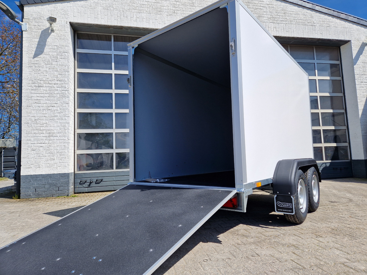 Prikolica sa zatvorenim sandukom Saris Koffer GO 306 154 180 2700 2 306x154x180cm GFK weiß Auffahrklappe (M) 2700kg Modell 2025: slika 12