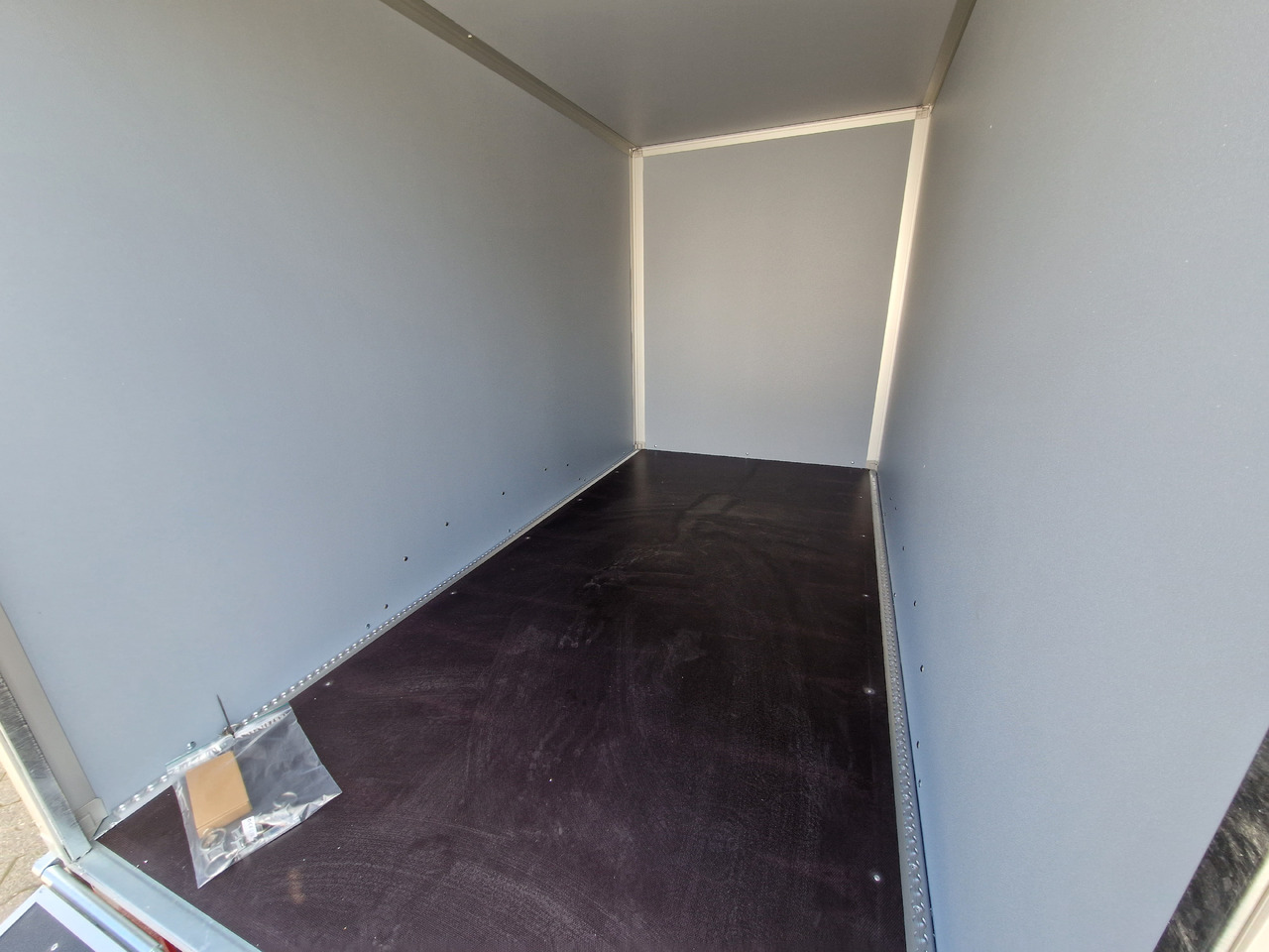 Saris Koffer GO 306 154 180 2700 2 306x154x180cm GFK weiß Auffahrklappe (M) 2700kg Modell 2025 - Prikolica sa zatvorenim sandukom: slika 3 Saris Koffer GO 306 154 180 2700 2 306x154x180cm GFK weiß Auffahrklappe (M) 2700kg Modell 2025 - Prikolica sa zatvorenim sandukom: slika 3
