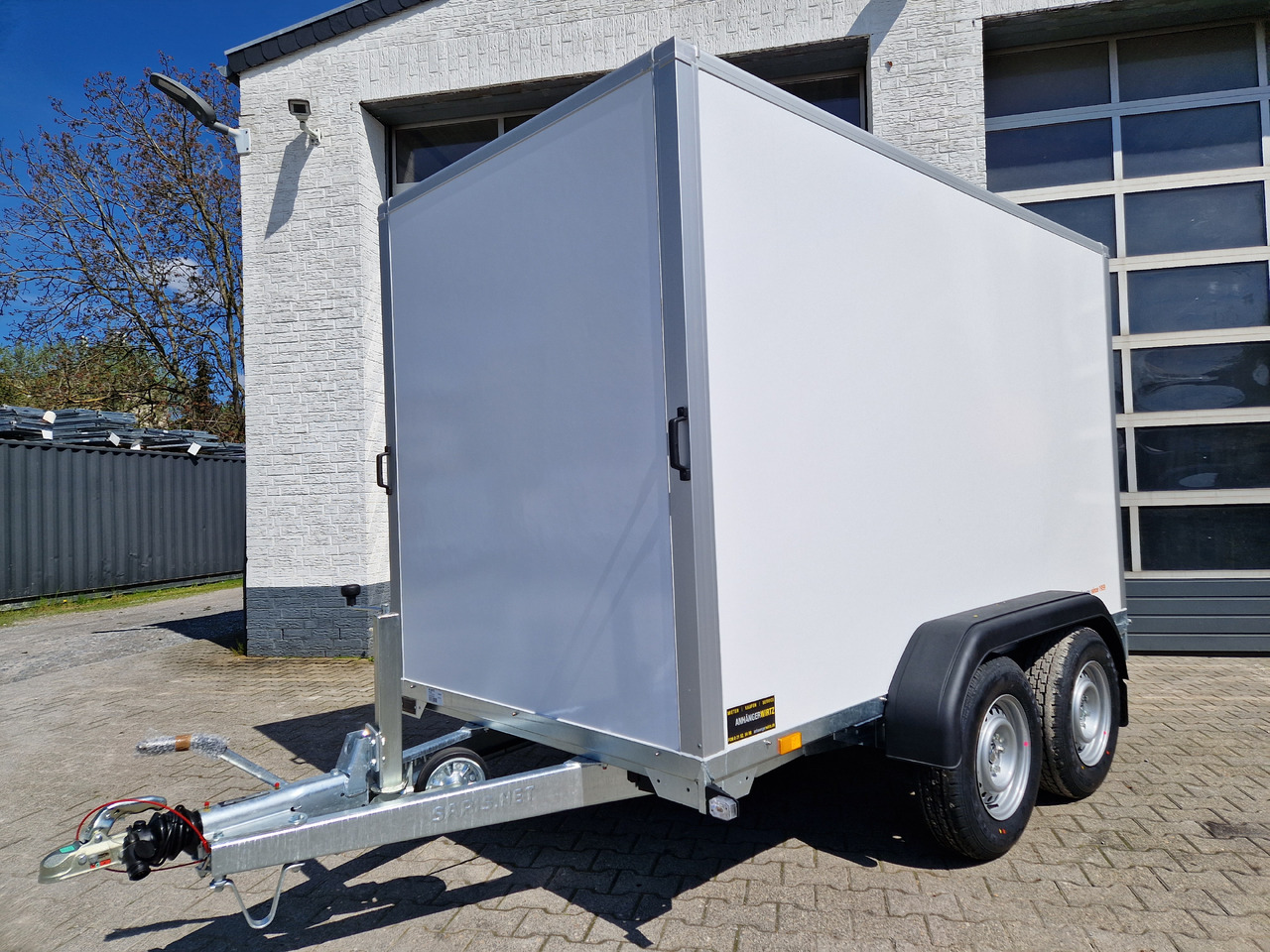 Prikolica sa zatvorenim sandukom Saris Koffer GO 306 154 180 2700 2 306x154x180cm GFK weiß Auffahrklappe (M) 2700kg Modell 2025: slika 9