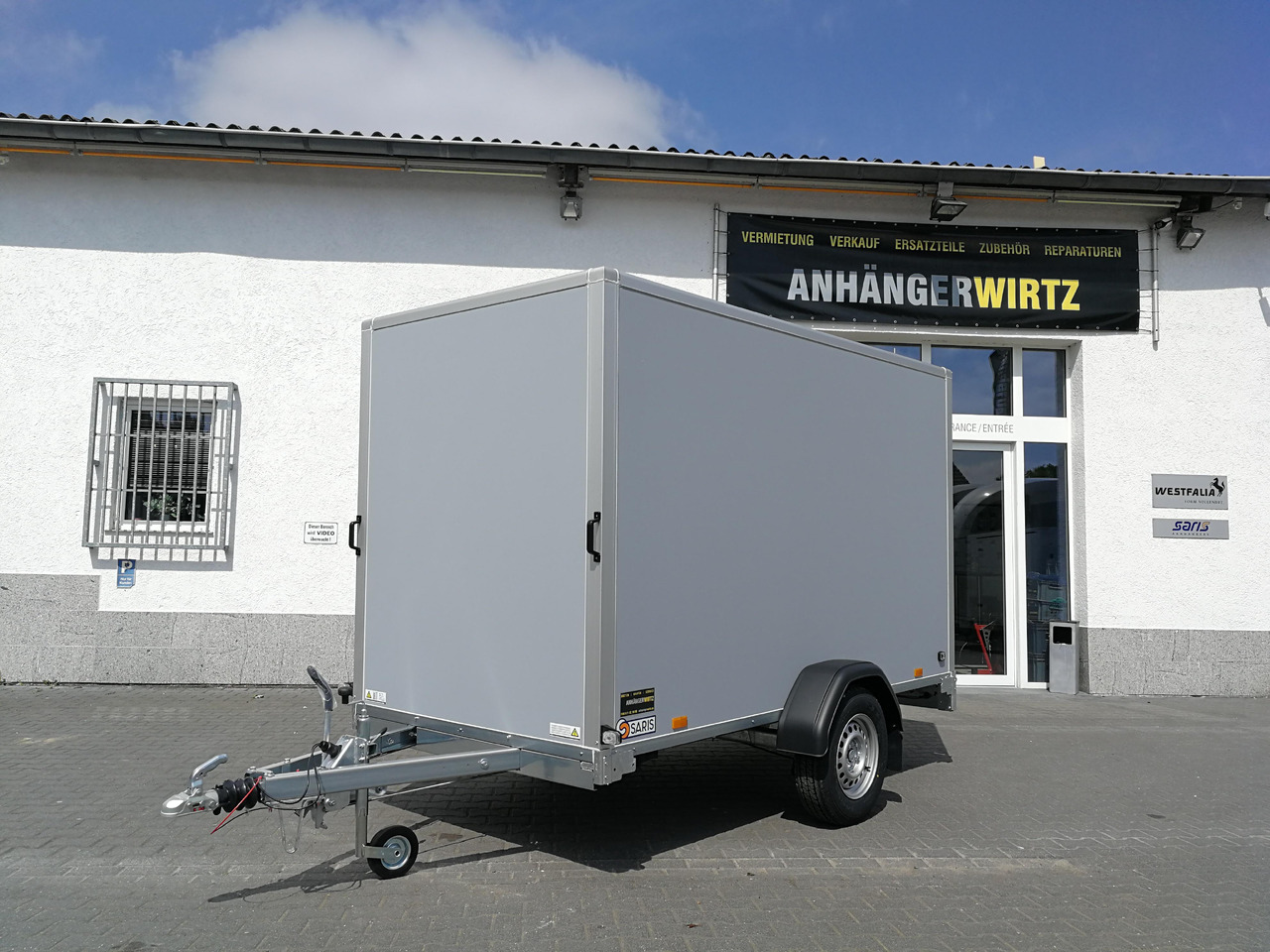 Saris Koffer GO 306 306x154x180cm GFK grau (M) 1500kg Modell 2025 - Prikolica sa zatvorenim sandukom: slika 1 Saris Koffer GO 306 306x154x180cm GFK grau (M) 1500kg Modell 2025 - Prikolica sa zatvorenim sandukom: slika 1
