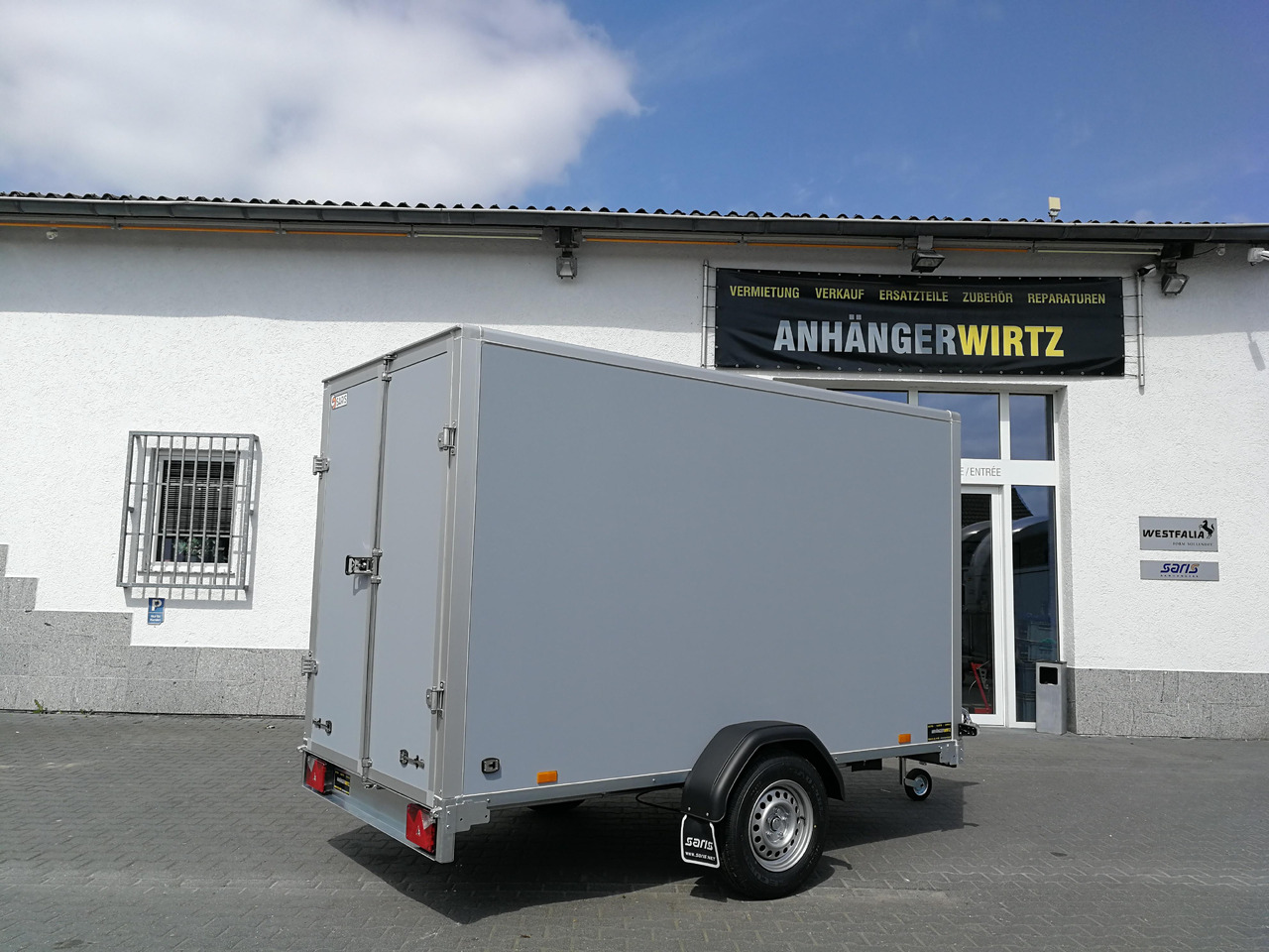 Saris Koffer GO 306 306x154x180cm GFK grau (M) 1500kg Modell 2025 - Prikolica sa zatvorenim sandukom: slika 2 Saris Koffer GO 306 306x154x180cm GFK grau (M) 1500kg Modell 2025 - Prikolica sa zatvorenim sandukom: slika 2