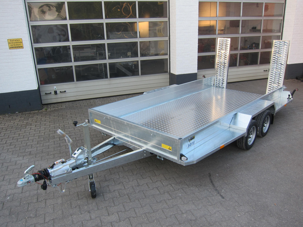 Saris Magnum MAXX 3500 406x182x30cm Rampen ForceOne Aluboden 3500kg Aktion - Prikolica za prevoz radnih mašina: slika 1 Saris Magnum MAXX 3500 406x182x30cm Rampen ForceOne Aluboden 3500kg Aktion - Prikolica za prevoz radnih mašina: slika 1