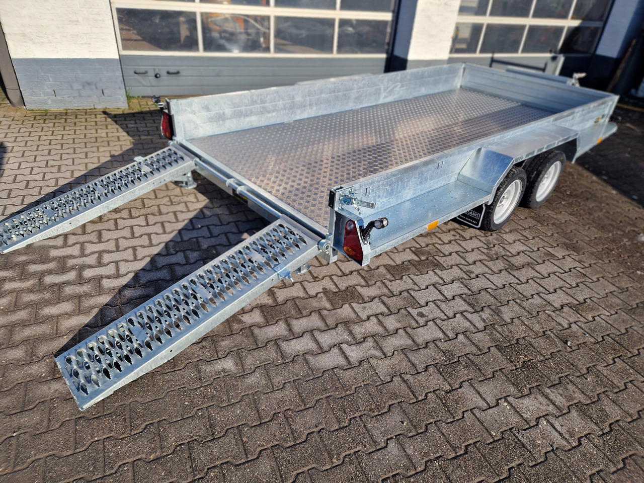 Saris Magnum MAXX 3500 406x182x30cm force one Rampen Schaufelablage 100km/H 3500kg Januar Aktion - Prikolica za prevoz radnih mašina: slika 1 Saris Magnum MAXX 3500 406x182x30cm force one Rampen Schaufelablage 100km/H 3500kg Januar Aktion - Prikolica za prevoz radnih mašina: slika 1