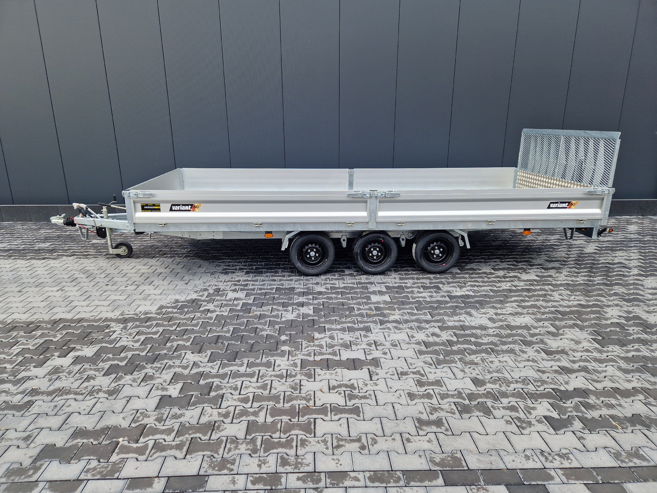 Variant Maschinentransporter 3553 UX Maxi LOAD blackline LED Tridem Parabel 3500kg - Prikolica za prevoz radnih mašina: slika 2 Variant Maschinentransporter 3553 UX Maxi LOAD blackline LED Tridem Parabel 3500kg - Prikolica za prevoz radnih mašina: slika 2