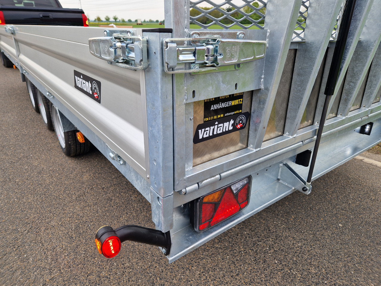 Variant Maschinentransporter 3553 UX Maxi Load LED Tridem Parabelfeder 3500kg Modell 2024 - Prikolica istovarivača: slika 4 Variant Maschinentransporter 3553 UX Maxi Load LED Tridem Parabelfeder 3500kg Modell 2024 - Prikolica istovarivača: slika 4