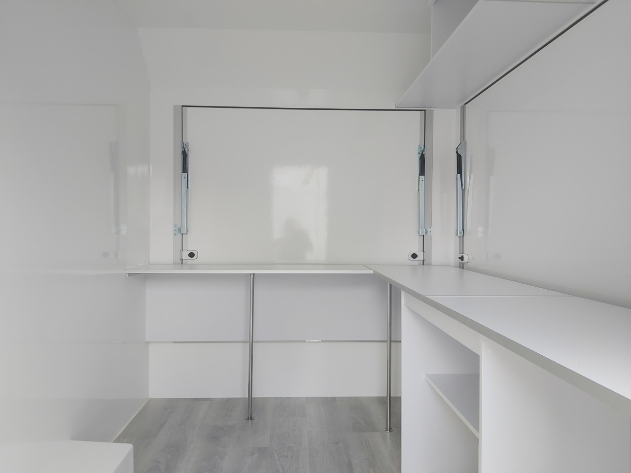 Verkaufsanhänger VK 302 200 aero retro 300cm 2 Verkaufsklappen Multi Theke 230V PVC Boden (M) 1300kg - Prikolica za hrane: slika 5 Verkaufsanhänger VK 302 200 aero retro 300cm 2 Verkaufsklappen Multi Theke 230V PVC Boden (M) 1300kg - Prikolica za hrane: slika 5