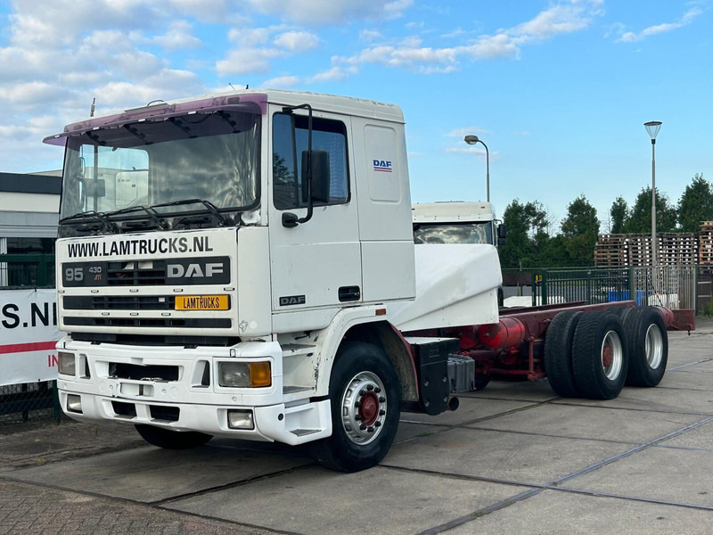 DAF 95.400 - Kamion sa golom šasijom i zatvorenom kabinom: slika 1 DAF 95.400 - Kamion sa golom šasijom i zatvorenom kabinom: slika 1