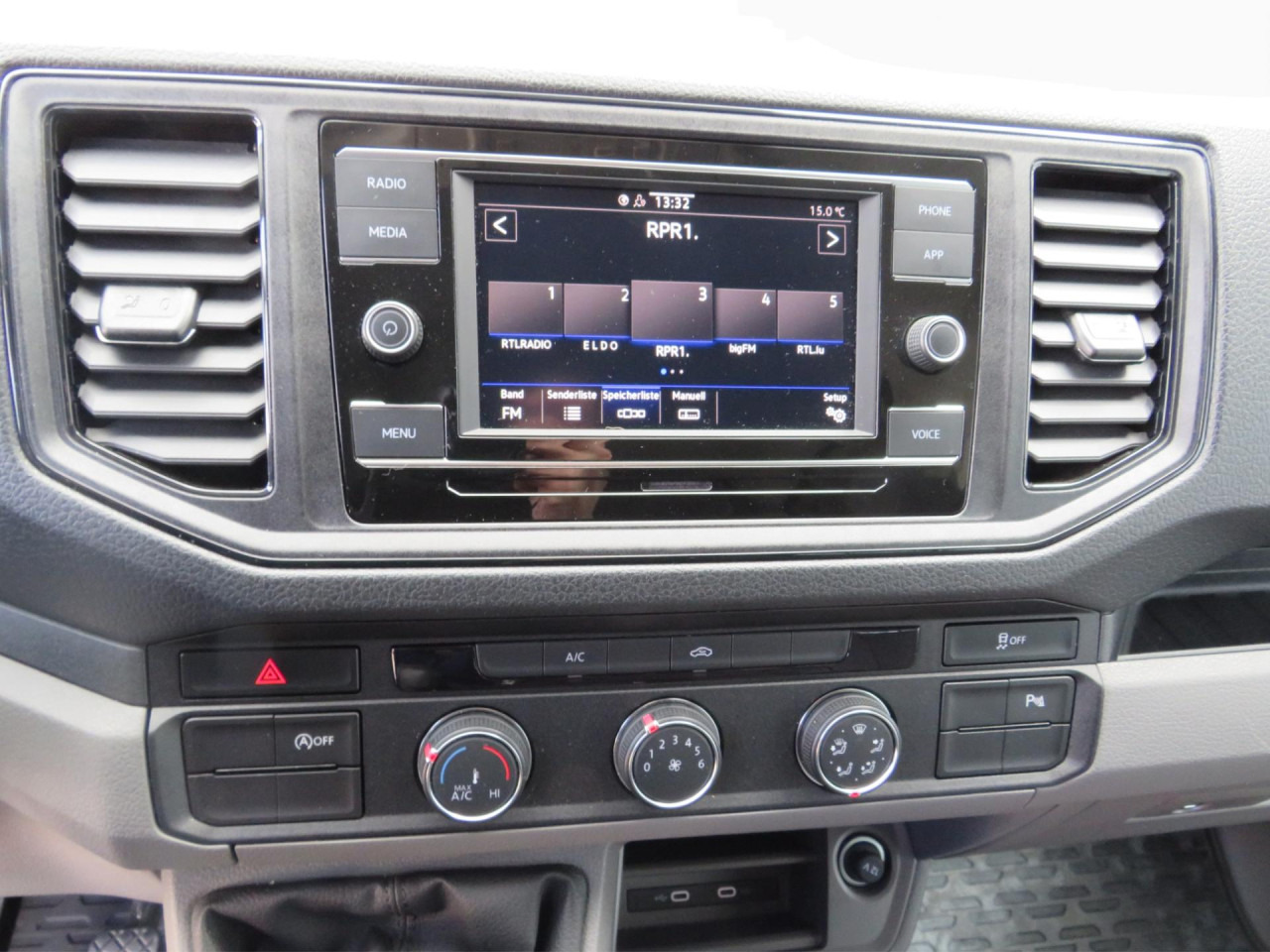 VOLKSWAGEN Crafter 35 L4H3 Doka Kasten Klima AHK Navi ZV - Furgon, Dostavno vozilo sa duplom kabinom: slika 4 VOLKSWAGEN Crafter 35 L4H3 Doka Kasten Klima AHK Navi ZV - Furgon, Dostavno vozilo sa duplom kabinom: slika 4