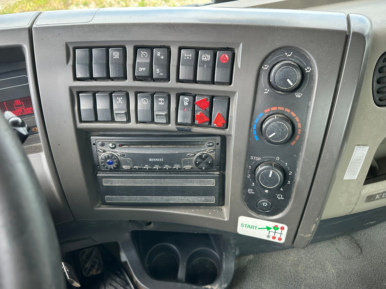 RENAULT / RENAULT TRUCKS Kerax 450 8x2 Abroller - Kamion sa hidrauličnom kukom: slika 4 RENAULT / RENAULT TRUCKS Kerax 450 8x2 Abroller - Kamion sa hidrauličnom kukom: slika 4
