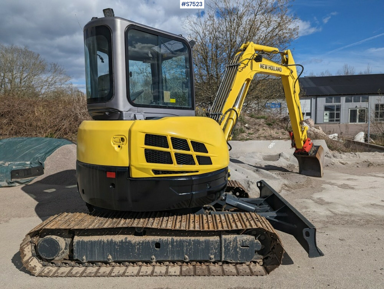 Excavator New Holland E502C with tilt bracket and bucket SEE VIDEO - Mini bager: slika 1 Excavator New Holland E502C with tilt bracket and bucket SEE VIDEO - Mini bager: slika 1