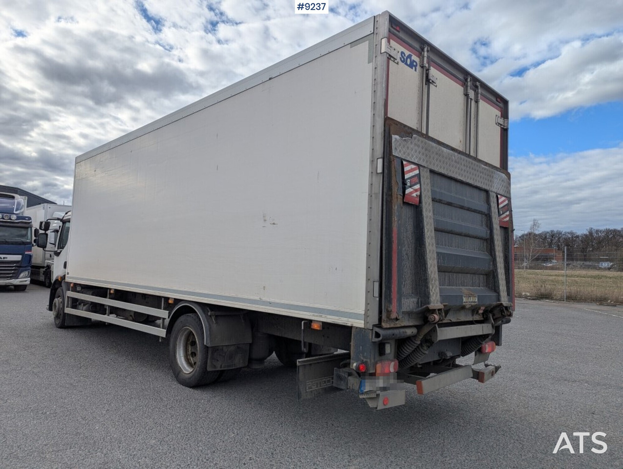 Refrigerated Box truck Volvo FL 260 4X2 with tail lift (SEE VIDEO) - Hladnjača: slika 3 Refrigerated Box truck Volvo FL 260 4X2 with tail lift (SEE VIDEO) - Hladnjača: slika 3