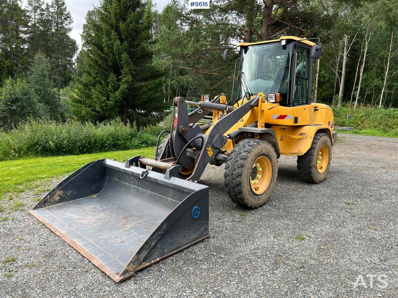 Volvo L30 G Wheel Loader with Attachments (VIDEO) - Utovarivač točkaš: slika 1 Volvo L30 G Wheel Loader with Attachments (VIDEO) - Utovarivač točkaš: slika 1