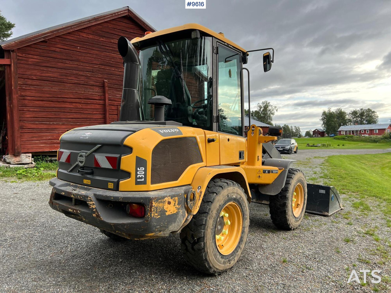 Volvo L30 G Wheel Loader with Attachments (VIDEO) - Utovarivač točkaš: slika 5 Volvo L30 G Wheel Loader with Attachments (VIDEO) - Utovarivač točkaš: slika 5