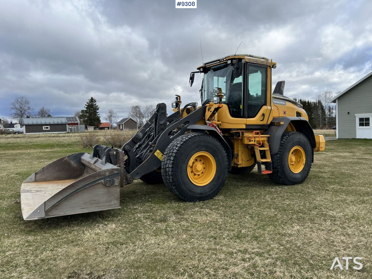 Volvo L60 H Wheel loader with grading bucket (VIDEO) - Utovarivač točkaš: slika 1 Volvo L60 H Wheel loader with grading bucket (VIDEO) - Utovarivač točkaš: slika 1