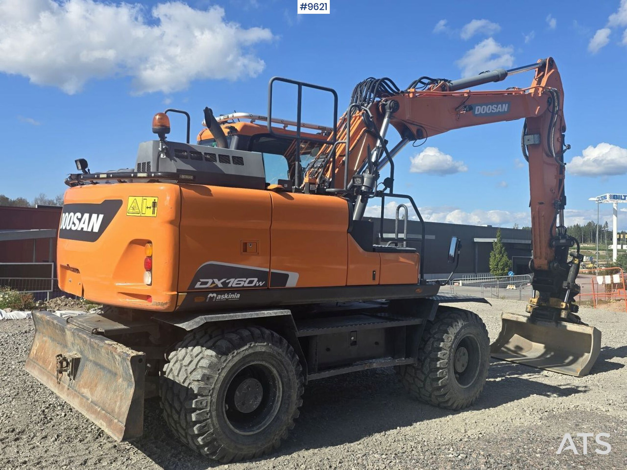 Wheeled Excavator Doosan DX160W with attachment and trailer - Bager točkaš: slika 4 Wheeled Excavator Doosan DX160W with attachment and trailer - Bager točkaš: slika 4