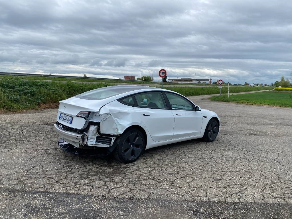 Tesla MODEL 3 5YJ3 - Rwd-Carte Grise Française endommagé - Automobil: slika 4 Tesla MODEL 3 5YJ3 - Rwd-Carte Grise Française endommagé - Automobil: slika 4